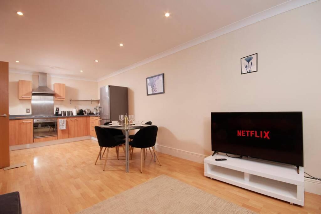 Luxury 2 Bed Apartment Central Location Sleeps 5 コヴェントリー エクステリア 写真